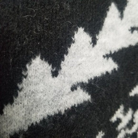 EXPRESS Black White Long Sleeve Aztec Patterned Sweater - Picture 3 of 7